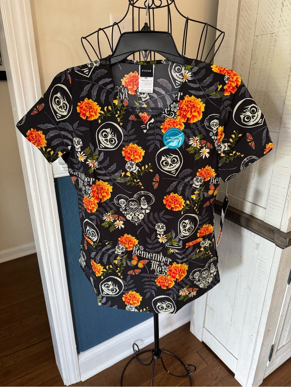 New Disney Pixar Coco “Remember Me” Dia de los muertos Extra Small scrub top XS
